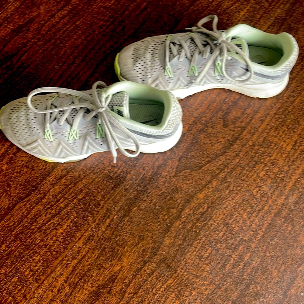 Free!! Nike Women's 7.5 Gray and Green Zoom condition fly knit Running Shoes